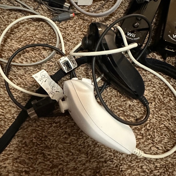 Nintendo Wii bundle - console, controllers and games - Picture 8 of 9